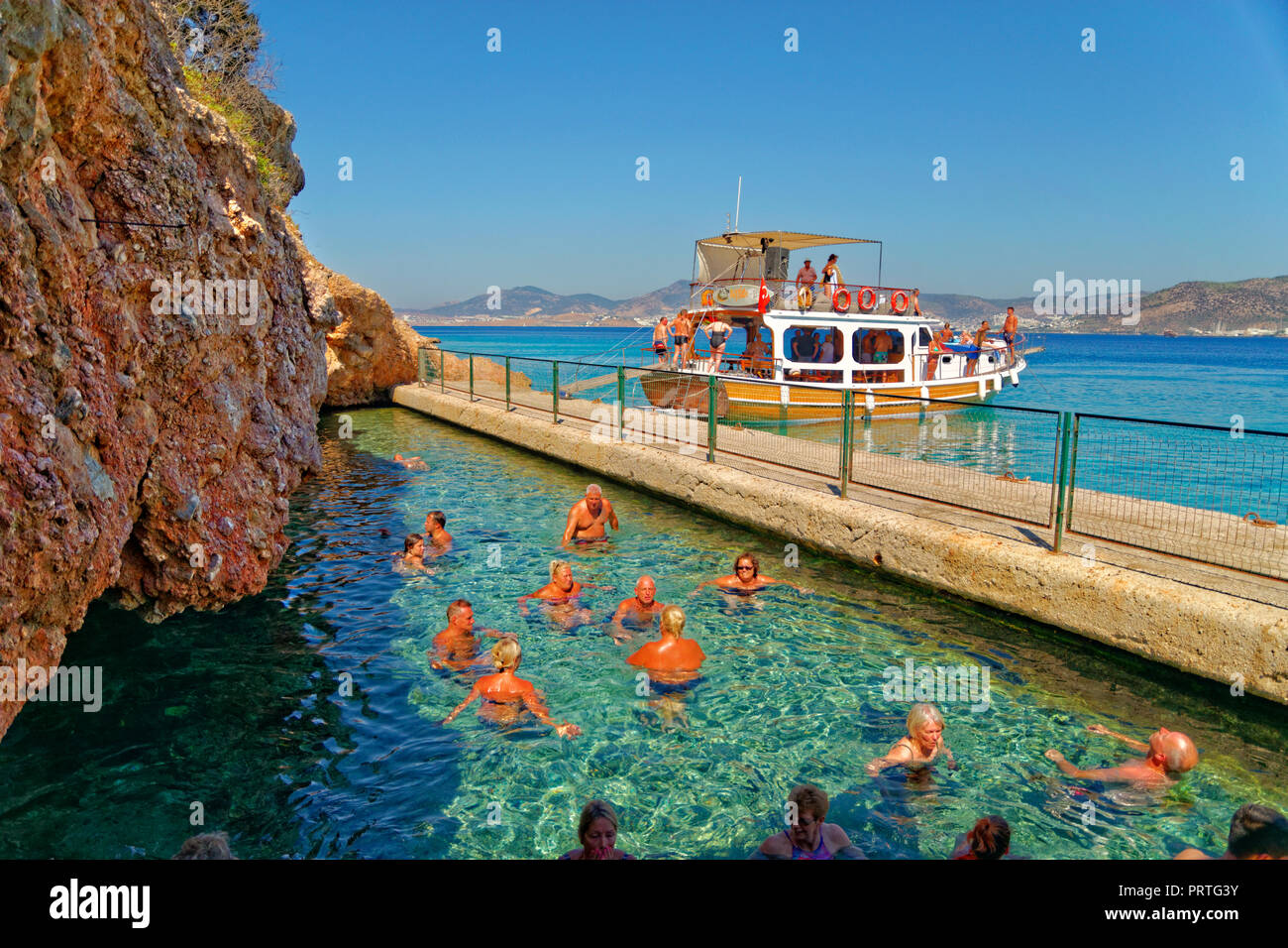 Cleopatra's Cave y piscina de aguas termales en Isla Negra enfrente de la ciudad de Bodrum, en la provincia de Mugla, Turquía. Foto de stock
