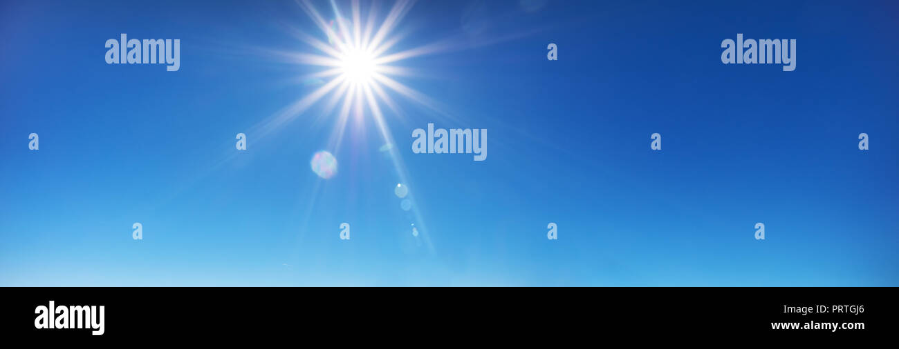 Fondo del cielo con rayos de sol en el cielo azul brillante Foto de stock