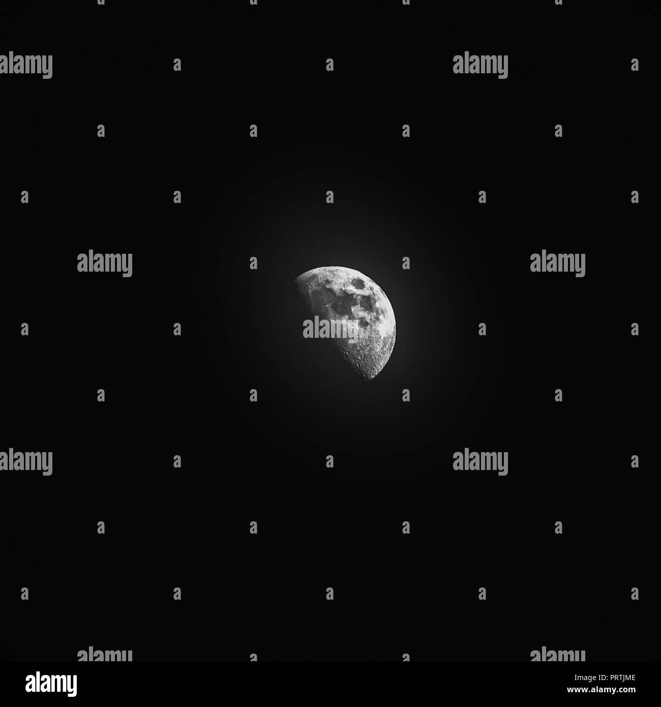 Luna contra la oscuridad del cielo en la noche Foto de stock