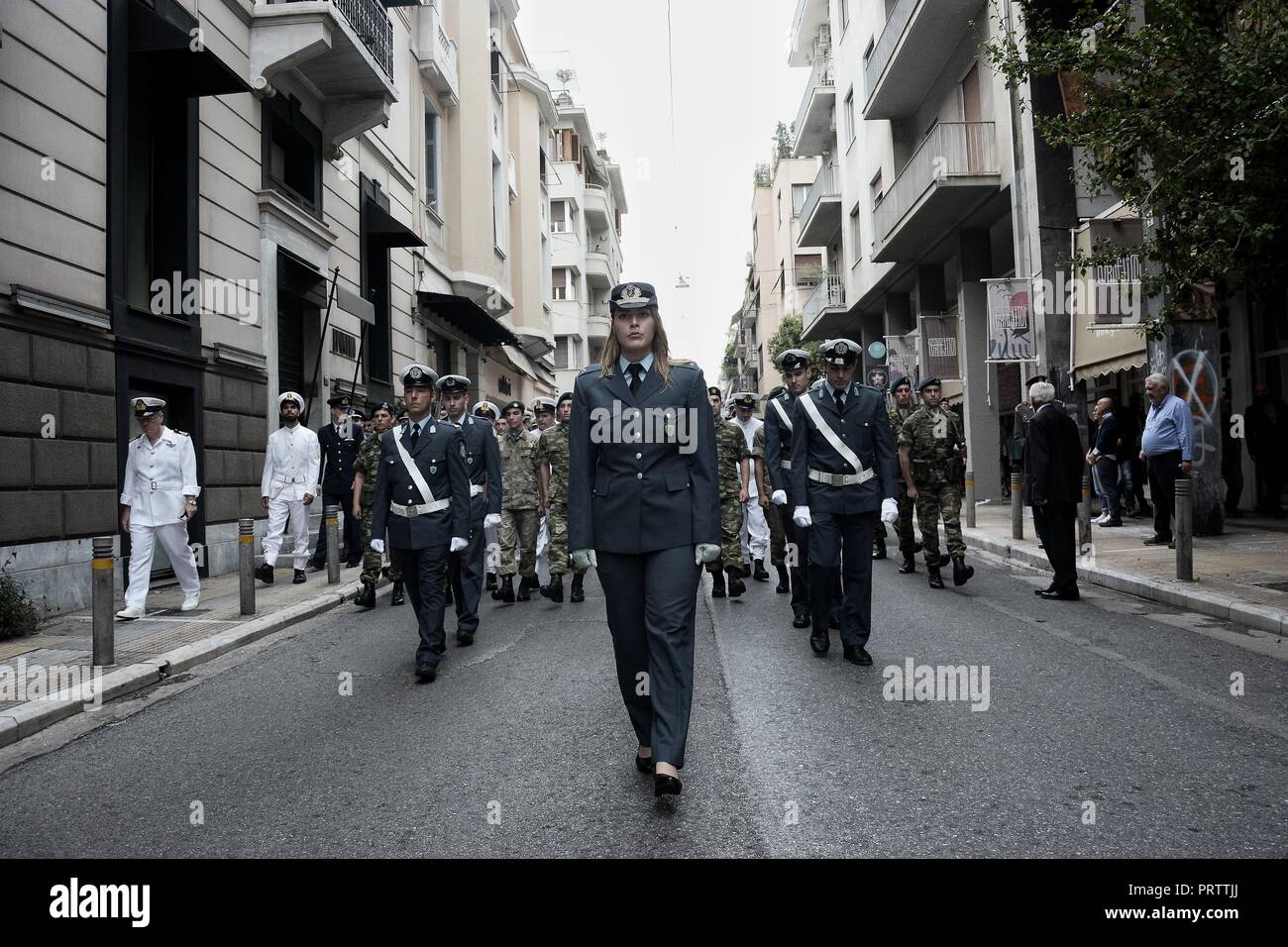 Contingente de la policía griega durante la letanía de San Dionisio el Areopagita en Atenas Foto de stock