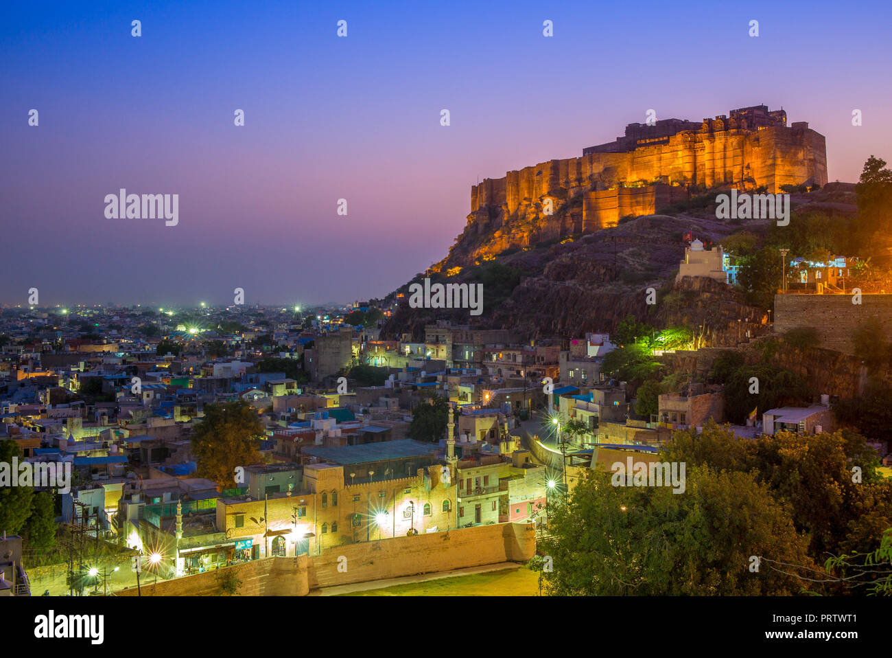 Vista nocturna de Jodhpur y el fuerte Mehrangarh de Jodhpur Foto de stock
