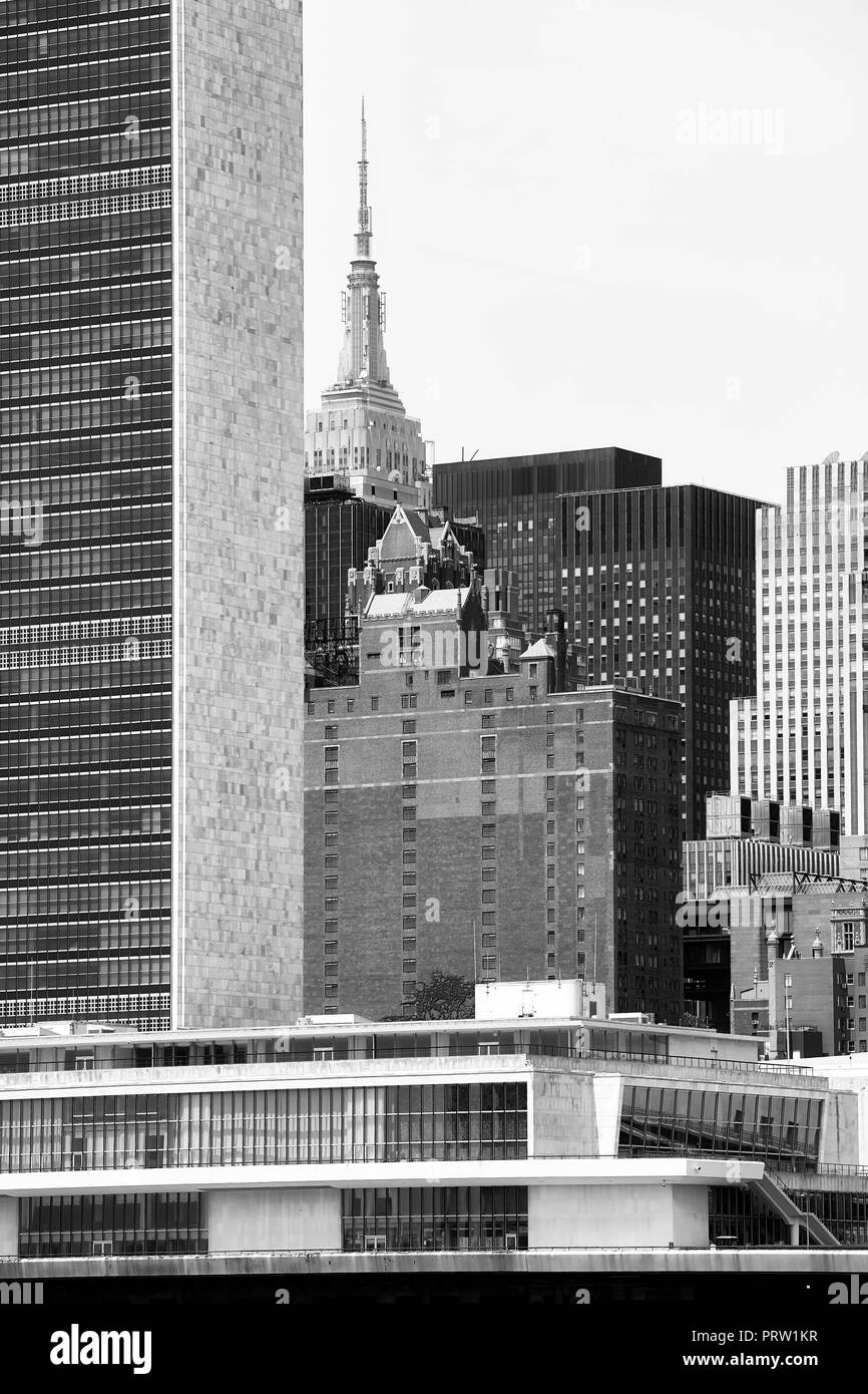 Fotografía en blanco y negro de variada arquitectura, en la Ciudad de Nueva York. Foto de stock
