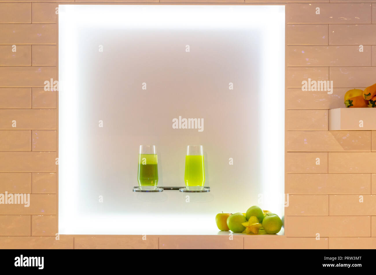 Bebidas Saludables en brillante ventana sombreada, escena interior moderno Foto de stock