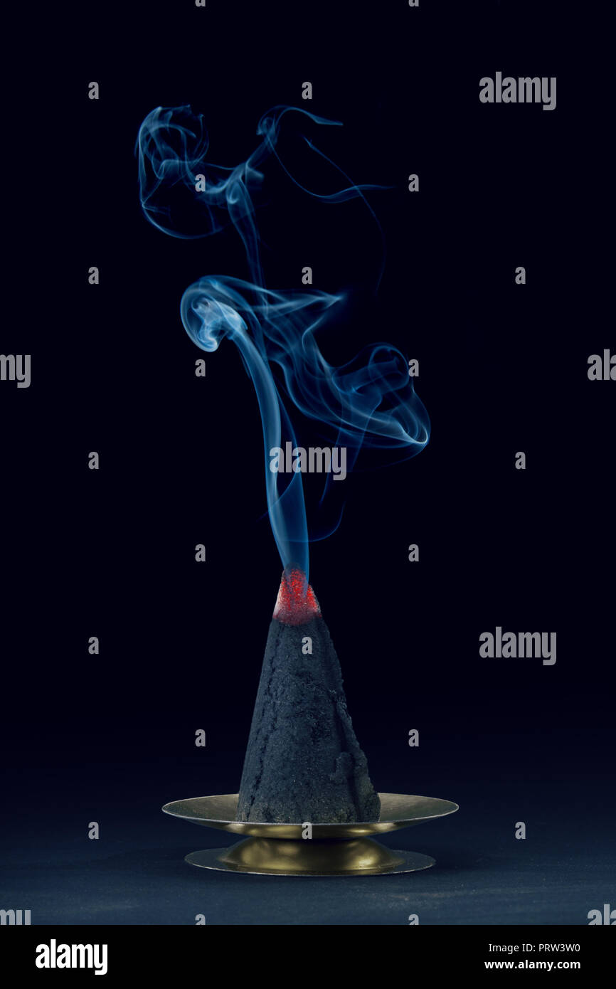 Quemar incienso cono Fotografía de stock - Alamy