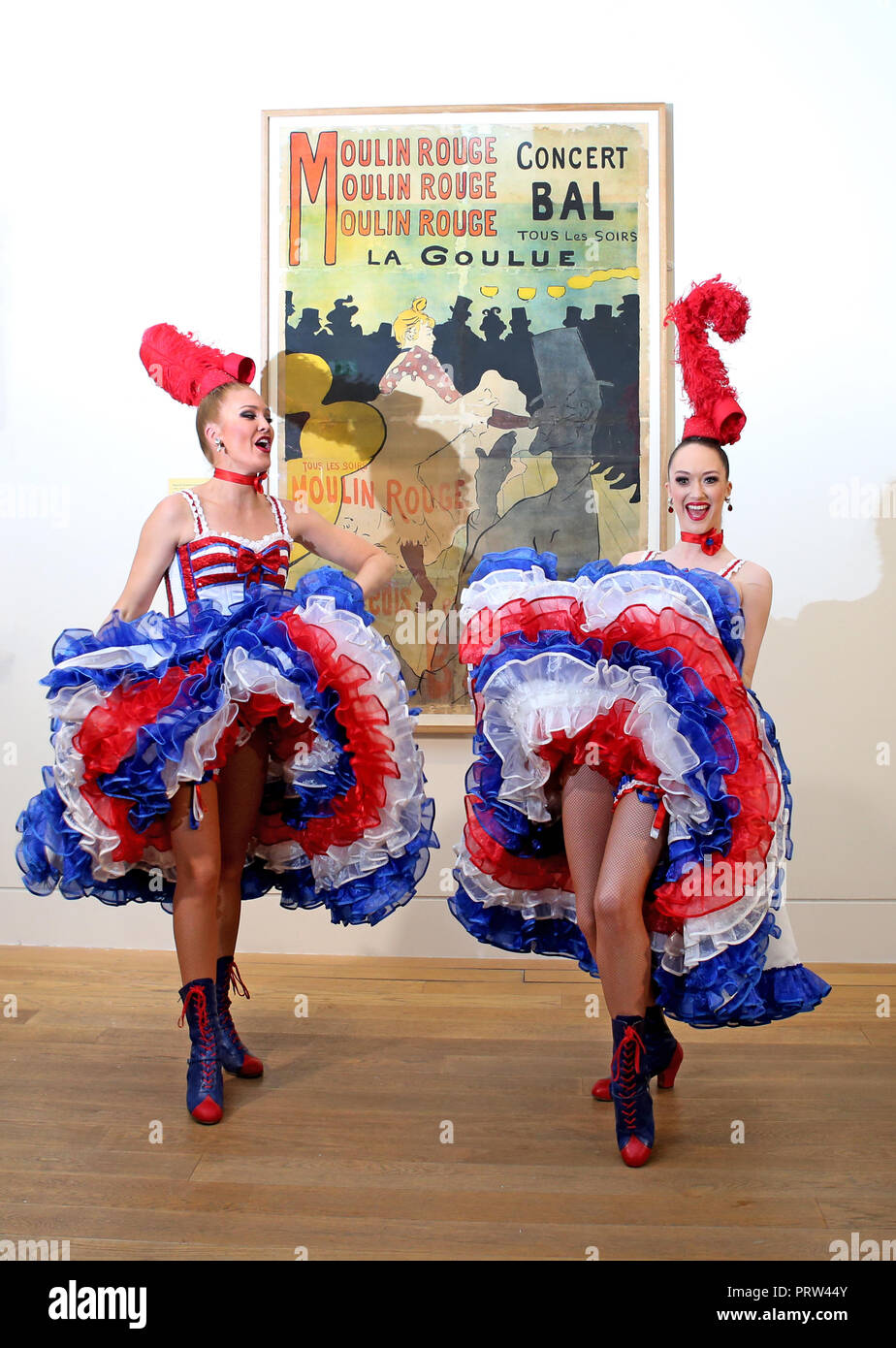 Mathilde Tutiaux (izquierda) y Lucy Monaghan, bailarinas de can-can en el  Moulin Rouge en París, a realizar en la apertura de la nueva exposición  "Pin-Ups: Toulouse-Lautrec y el arte de la celebridad"