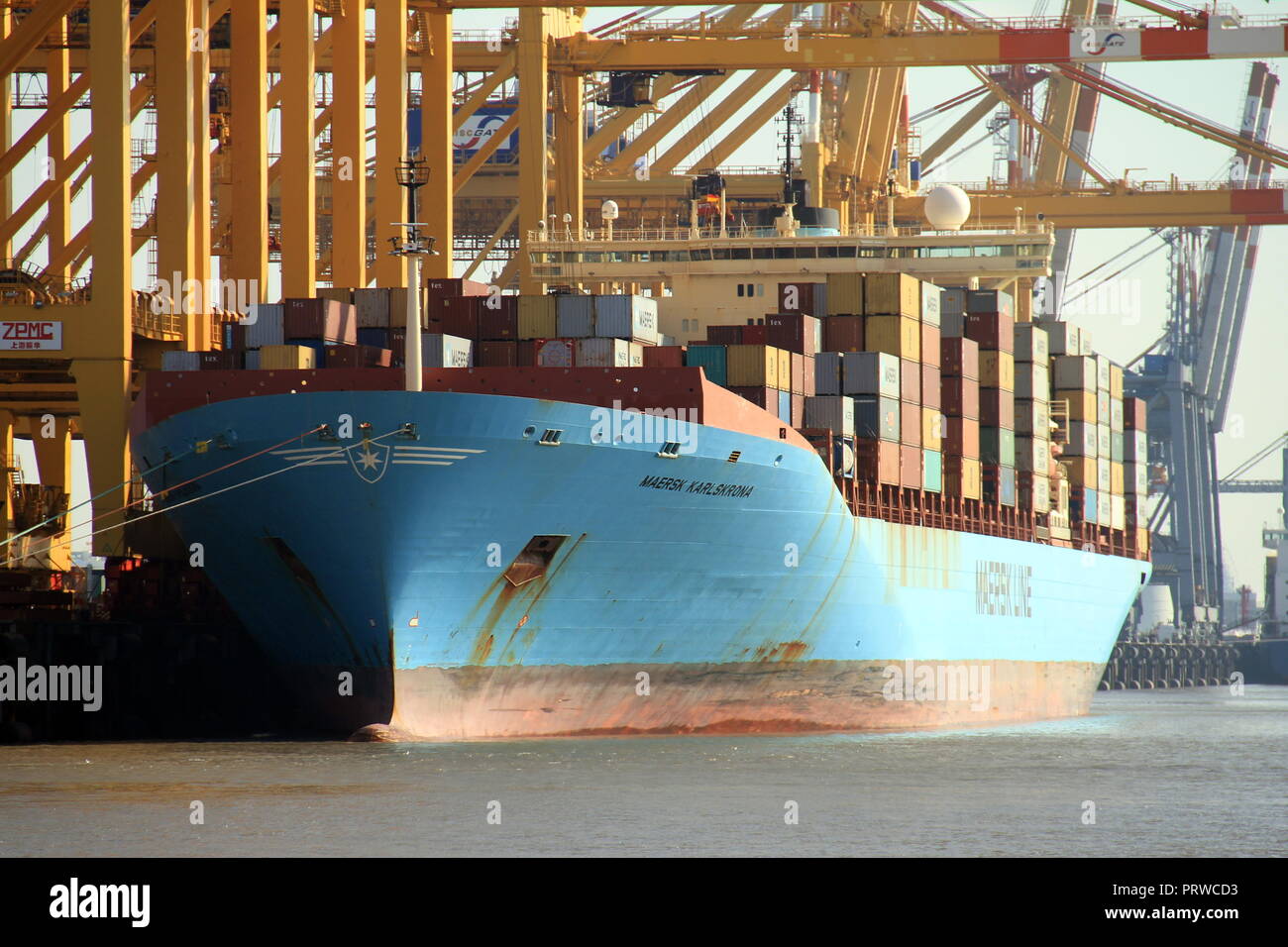 El buque portacontenedores Maersk Karlskrona se cargarán el 3 de octubre de 2015 en el puerto de Bremerhaven. Foto de stock