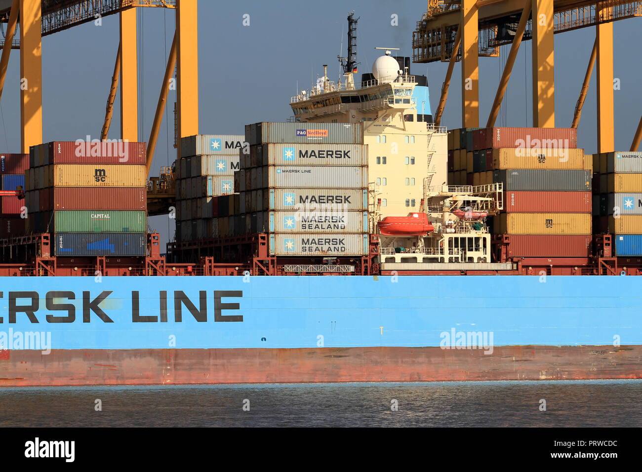 El buque portacontenedores Maersk Karlskrona se cargarán el 3 de octubre de 2015 en el puerto de Bremerhaven. Foto de stock