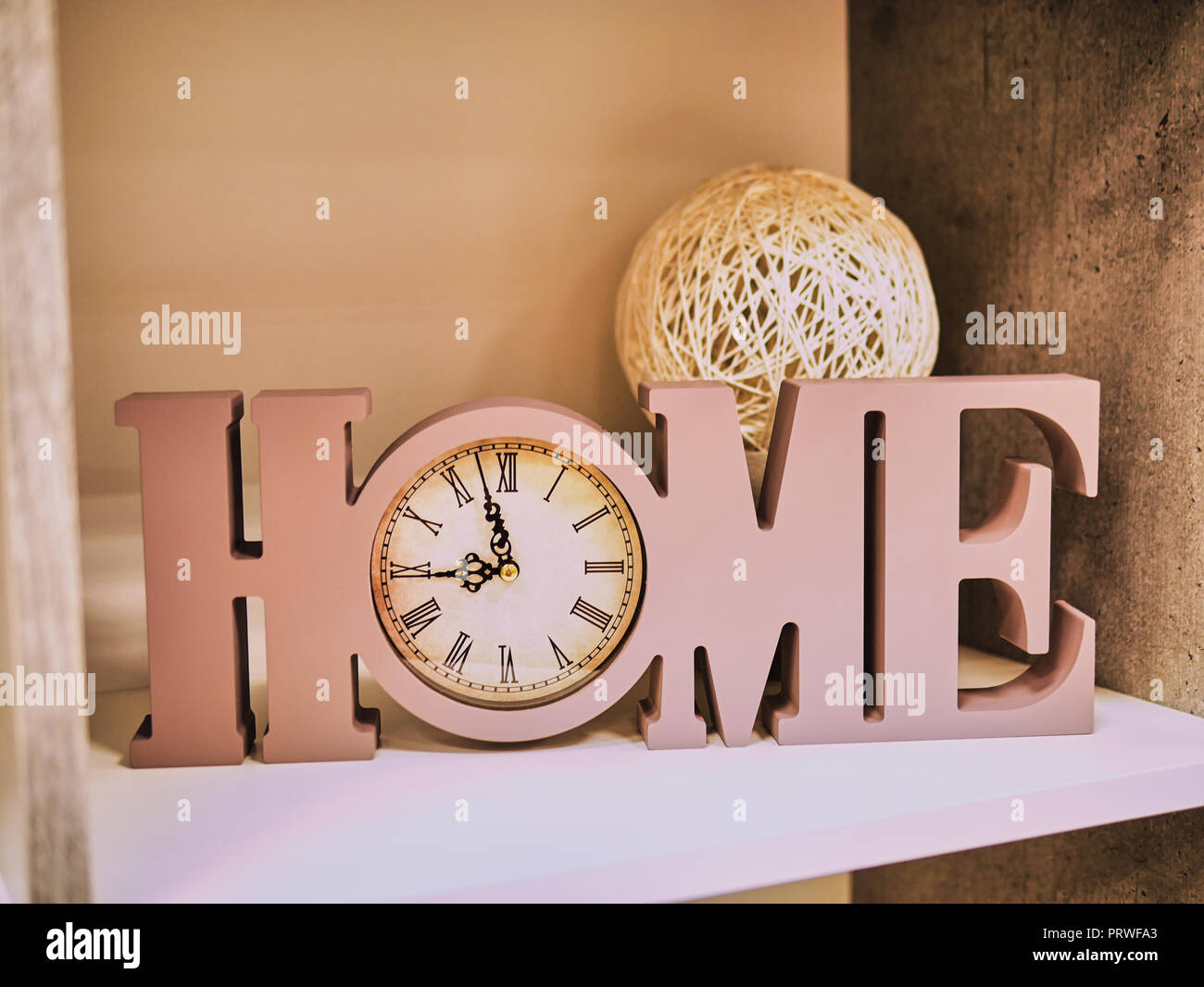 En La Decoracion Del Hogar De Cartas A Casa El Reloj Y Un