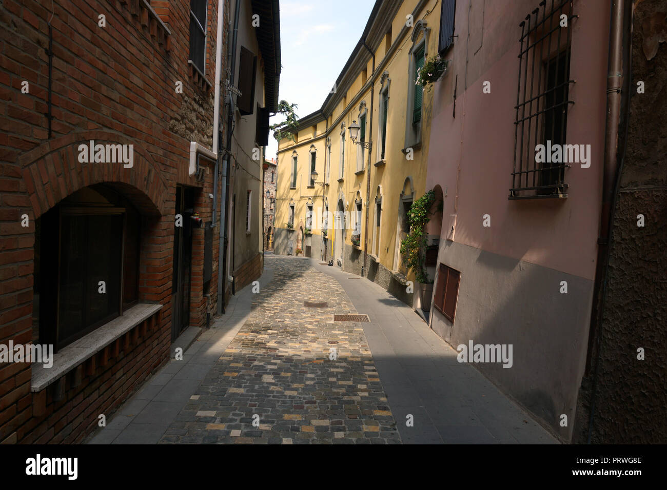 Bertinoro, Forlì-Cesena, Emilia-Romaña, Italia. El 19 de septiembre de 2018. Las estrechas calles de la antigua ciudad medieval de Bertinoro. Foto de stock