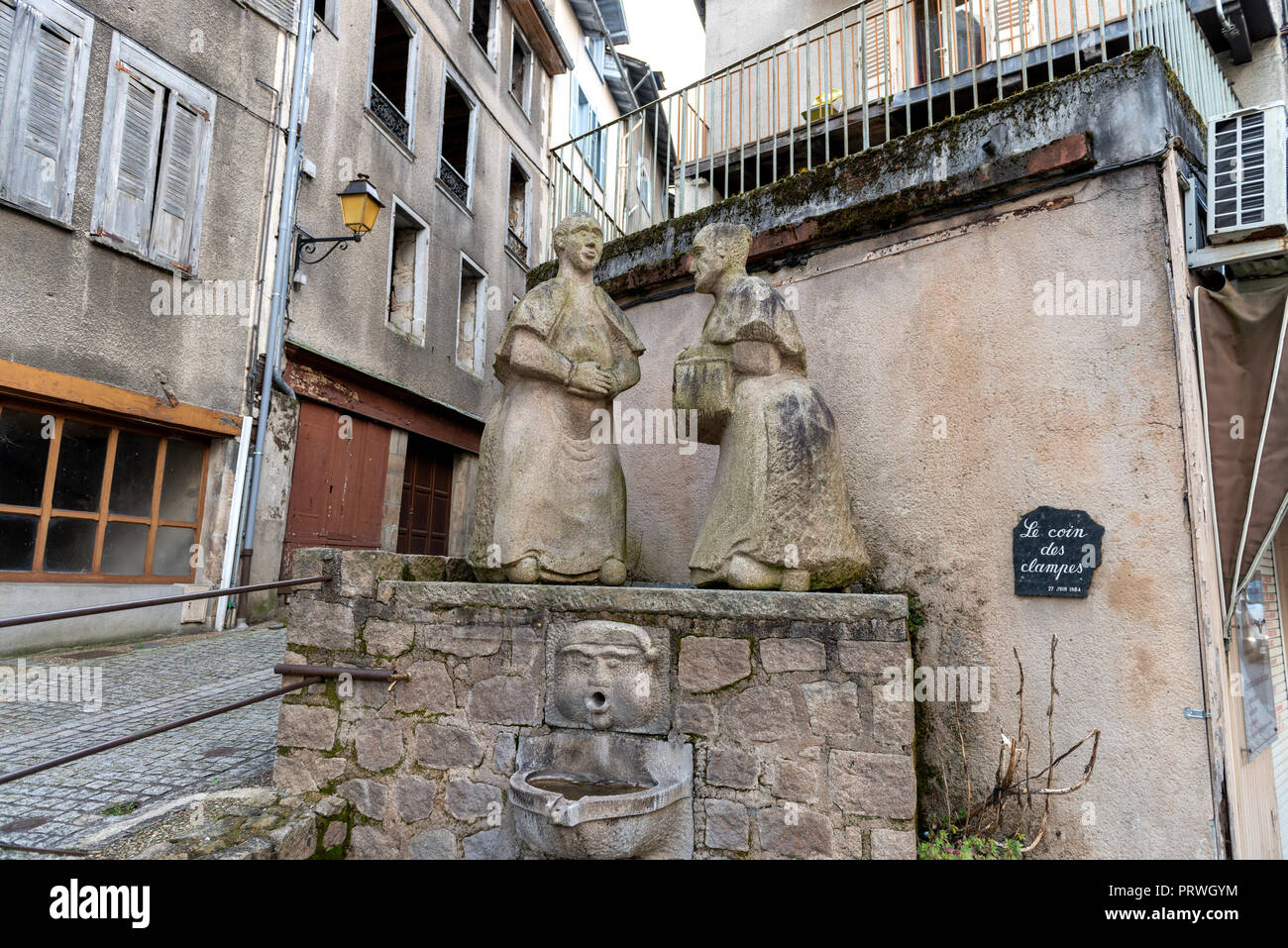 Francia- TULLE- Corrèze y prefectura 2017 - Place Jean Tavé - Le Coin des Clampesv lado carretera estatua en Francia. Foto de stock