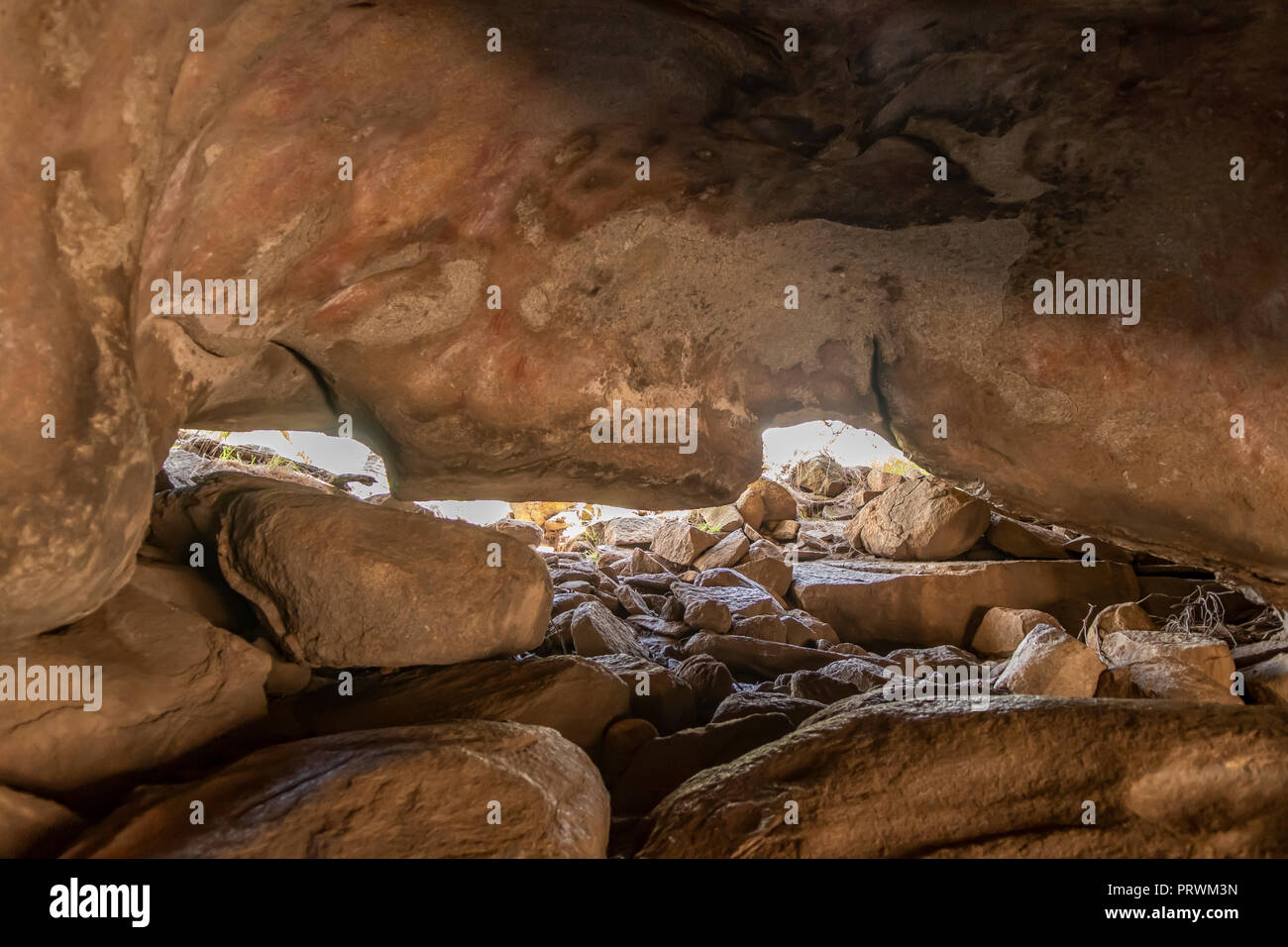 Rock dibujos en Mulka's Cave, los montículos, cerca de Hyden, WA, Australia Foto de stock