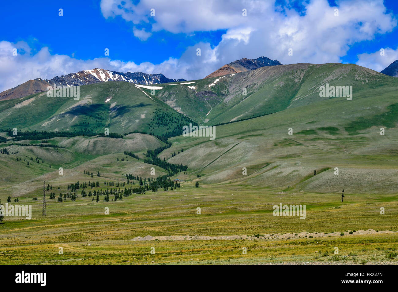 O rango Severo-Chuiskii North-Chuya ridge - La cadena de las montañas en la República de Altai, Rusia - Verano de paisaje de montaña con Chuya estepa en primer plano Foto de stock