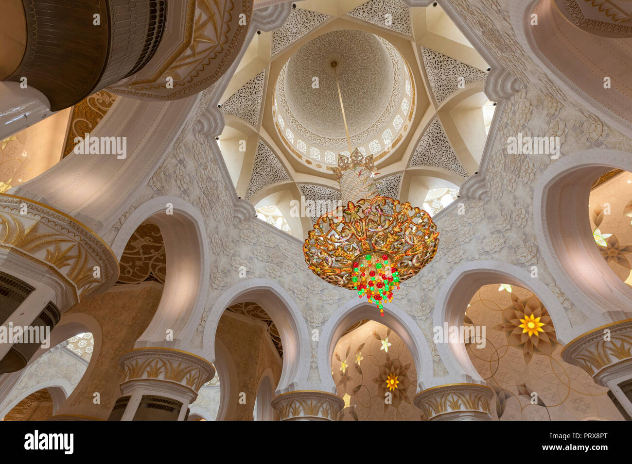 Una araña de Swarovski en la Gran Mezquita de Sheikh Zayed, en Abu Dhabi,  Emiratos Árabes Unidos Fotografía de stock - Alamy