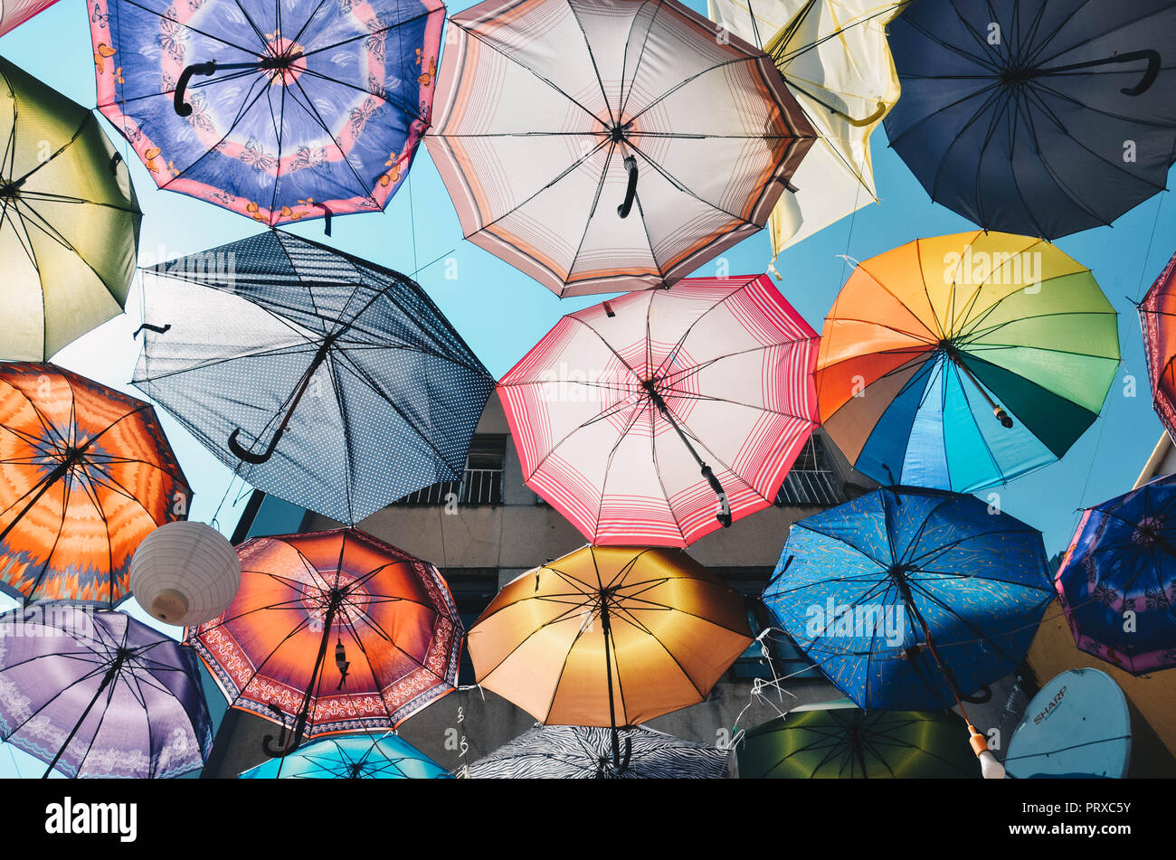 Pantalla paraguas coloridos, antiguo bazar, Skopje, República de Macedonia,  septiembre de 2018 Fotografía de stock - Alamy