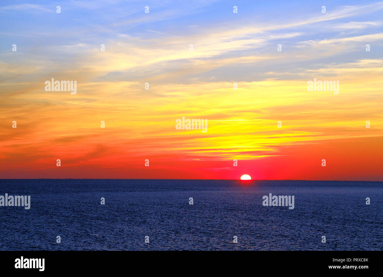 Puesta de sol otoñal, mar azul, el lavado, de Hunstanton, Norfolk, cielo, cielo rojo Foto de stock