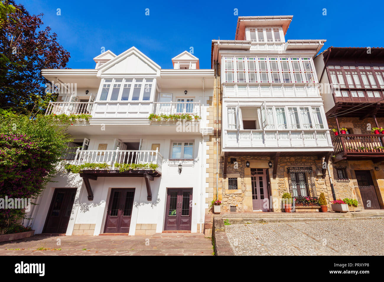 La belleza de los edificios en el centro de la ciudad de comillas en Cantabria de España Foto de stock