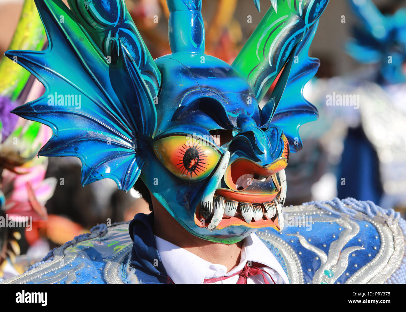 Hombre que llevaba una máscara de Blue Dragon con alas en Street Parade Foto de stock