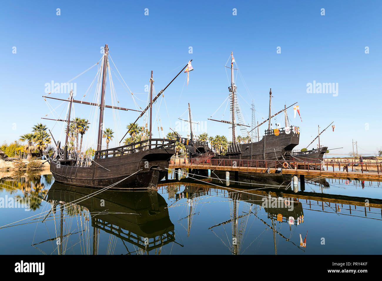 Santa Maria, Nina y pinta carabelas de Cristóbal Colón, amarrados en el  puerto de Palos de la Frontera village, Huelva Fotografía de stock - Alamy