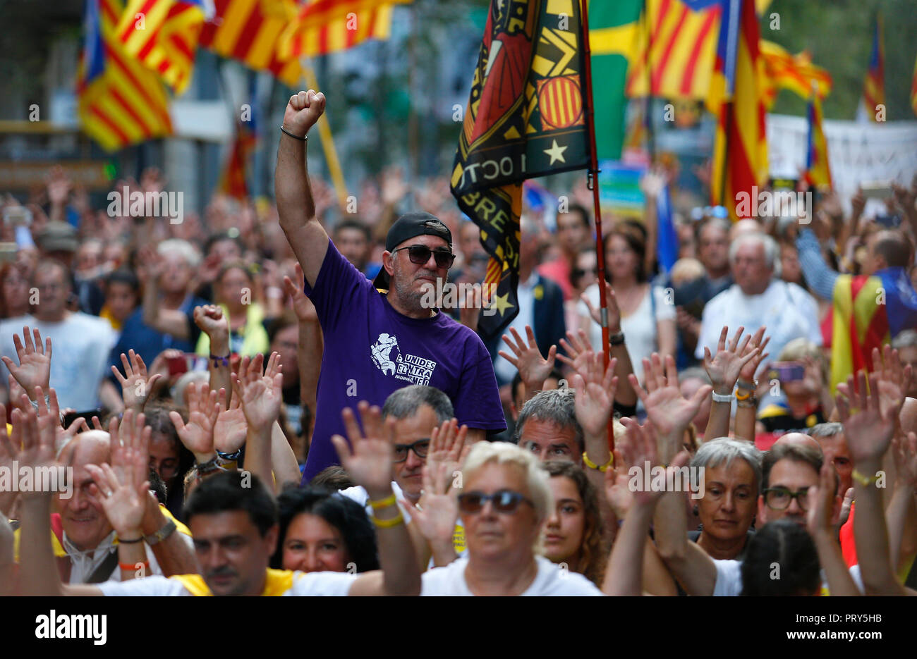 Las personas levantan sus manos y gritaron consignas mientras llevaba las boletas de votación utilizados el año pasado prohibió independendence referéndum en Cataluña Foto de stock