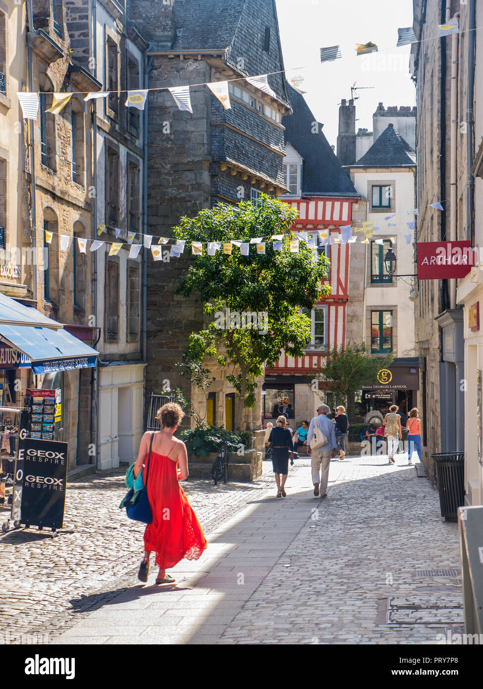 Quimper ciudad vieja medieval histórico centro comercial peatonal con sol de verano a los compradores de los turistas y visitantes de Quimper Finistère Bretaña Francia Foto de stock
