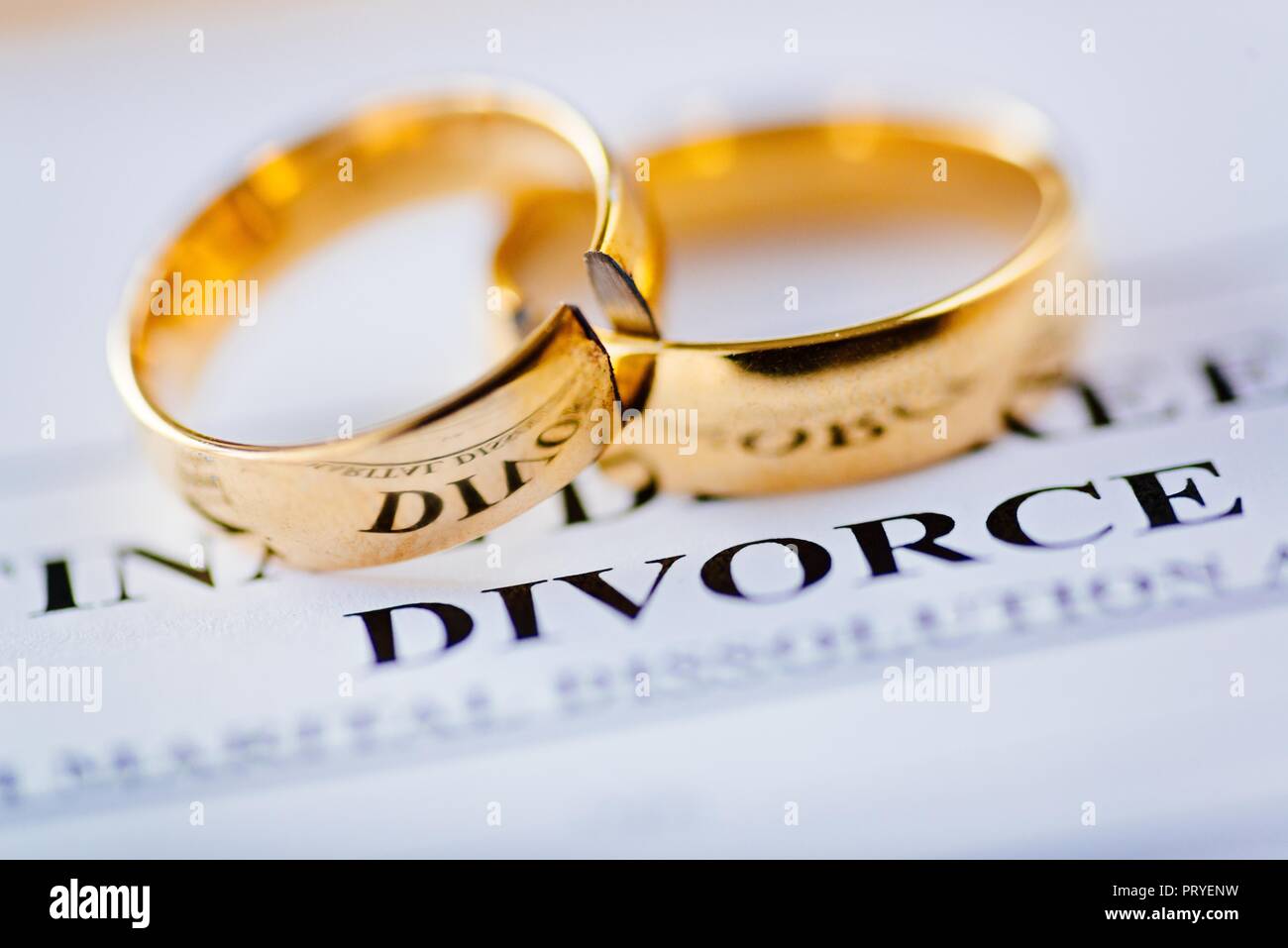 Dos anillos de boda de oro roto divorcio documento. Concepto de divorcio y  separación Fotografía de stock - Alamy