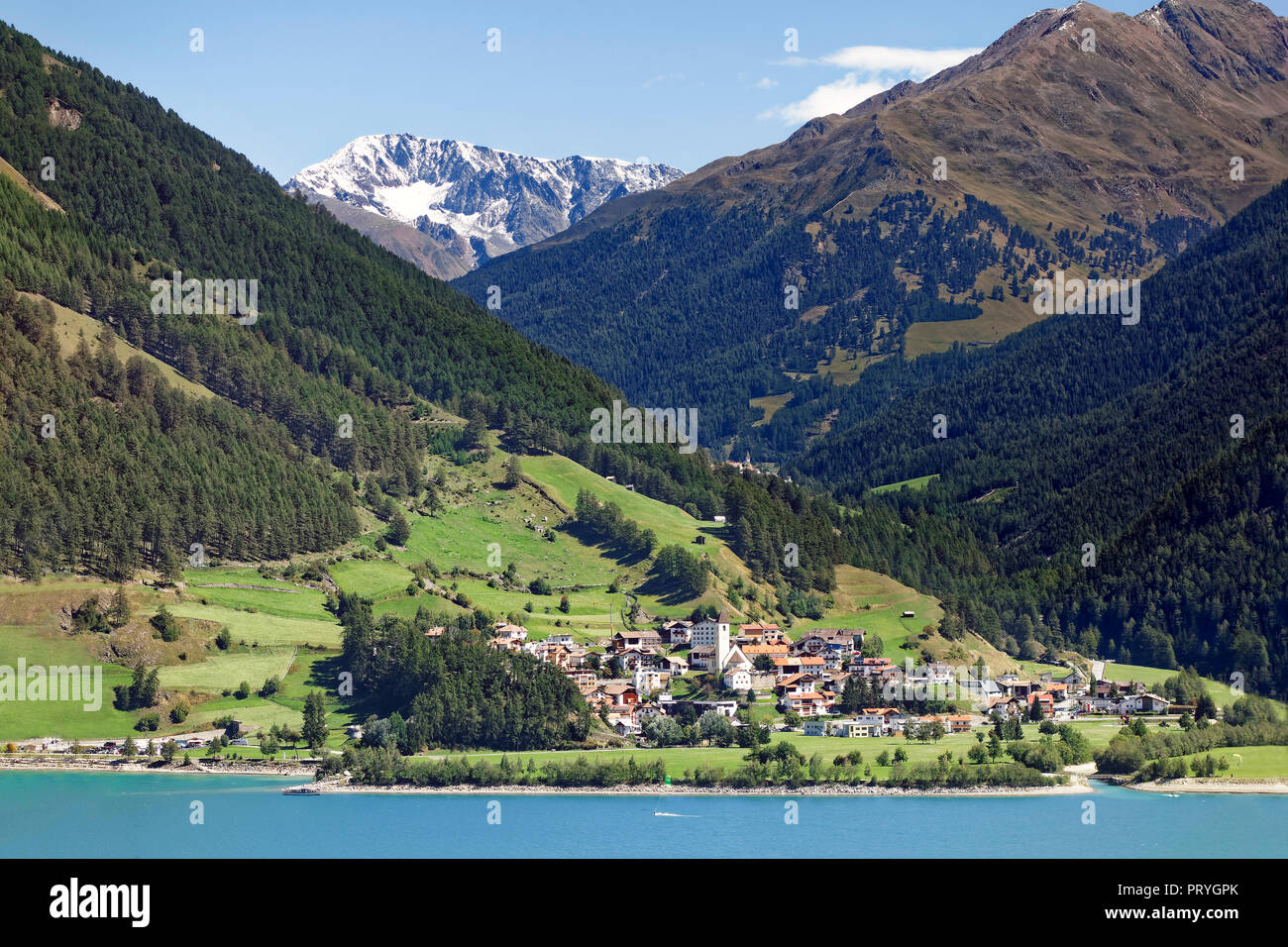 Am Reschenpass Graun, Lake Reschensee, depósito, detrás Hintere Karlesspitze 3143m, Vinschgau, Trentino-South Tyrol, Italia Foto de stock