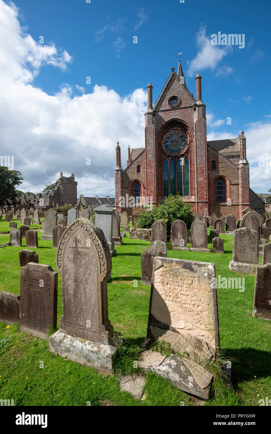 Viejas lápidas en el cementerio y Romanesque-Norman catedral de San Magnus, siglo XII, Kirkwall, Continental, las Islas Orkney Foto de stock