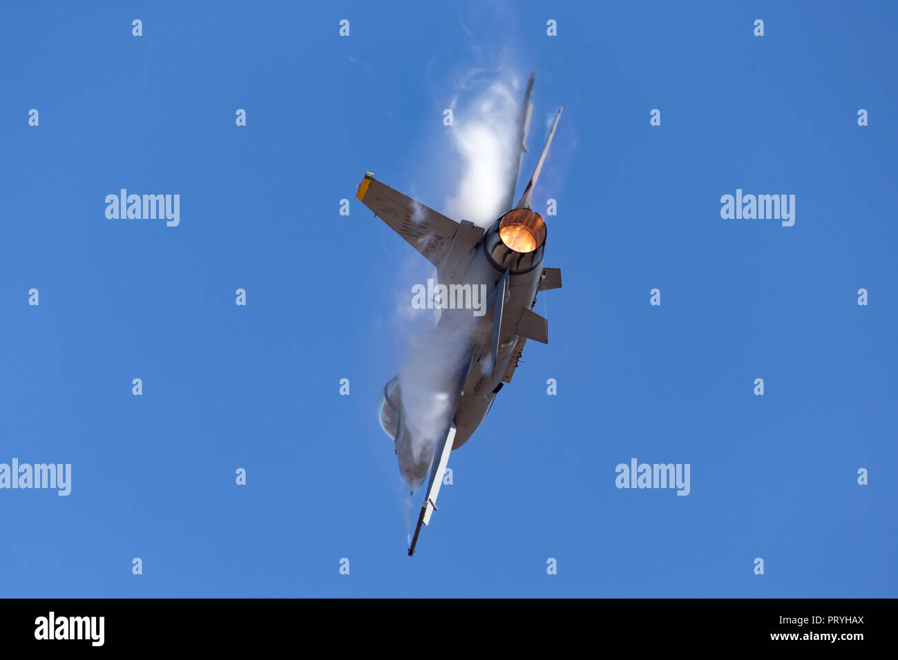 Naciones Staes Air Force (USAF) Lockheed F-16CJ combates Falcon 90-0824 del 14th Fighter Squadron, 35ª Ala de caza en la Base Aérea de Misawa, Japón. Foto de stock
