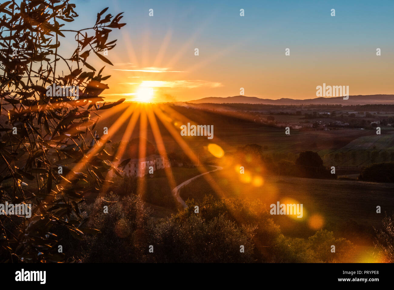 Italia, Toscana, puesta de sol en la provincia de Siena Foto de stock