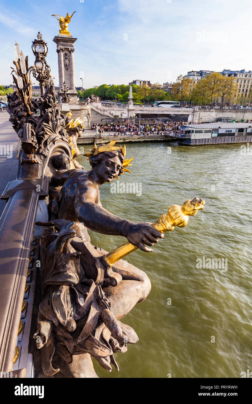 Francia, Paris, figuras de bronce del puente Alexandre III Foto de stock