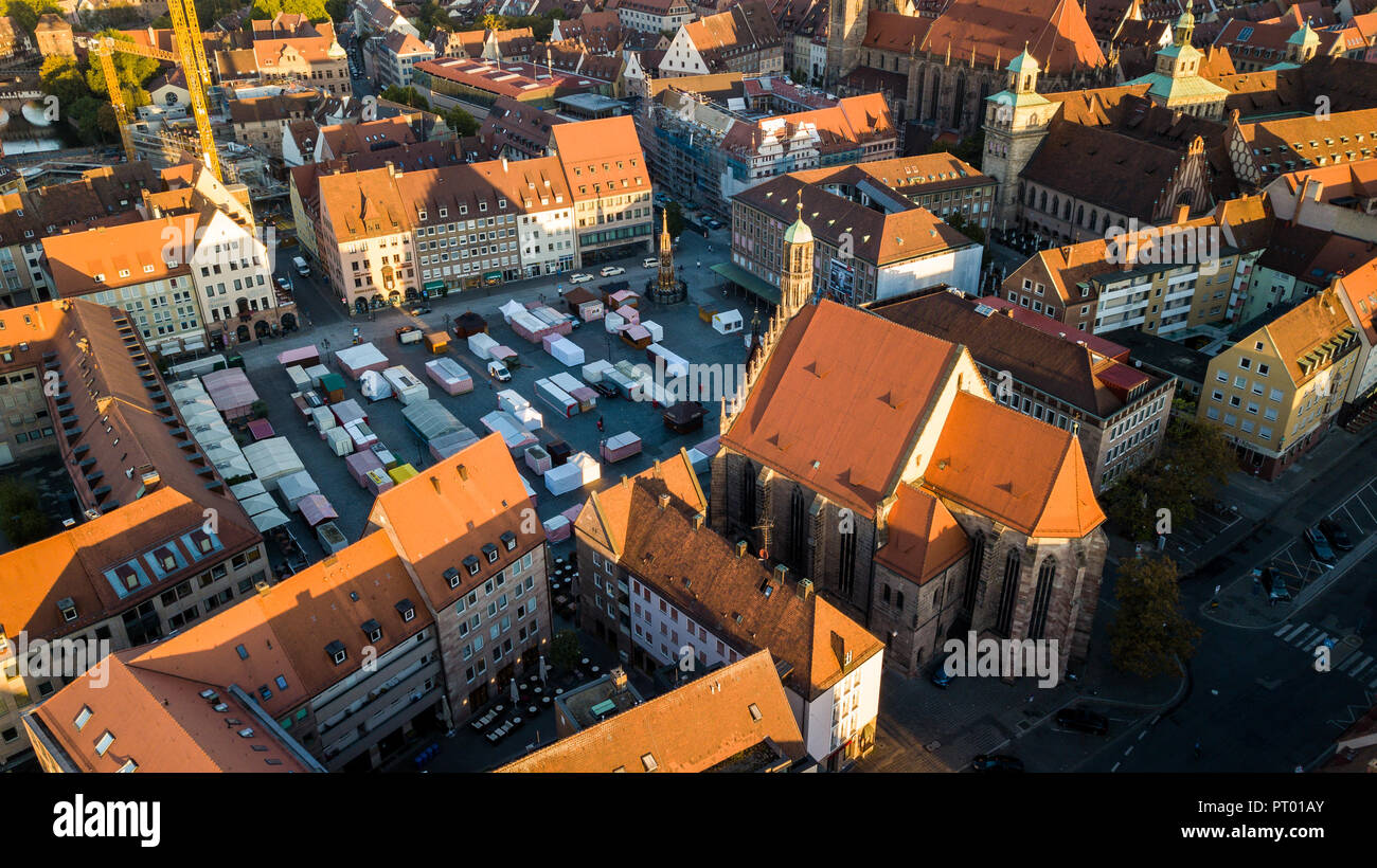 Iglesia de Nuestra Señora o Frauenkirche y el mercado al aire libre de Nuremberg, Nuremberg, Alemania Foto de stock