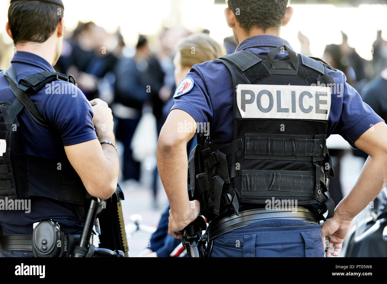 Oficiales de policía con chaleco antibalas en la Calle Paris - Paris -  Francia Fotografía de stock - Alamy