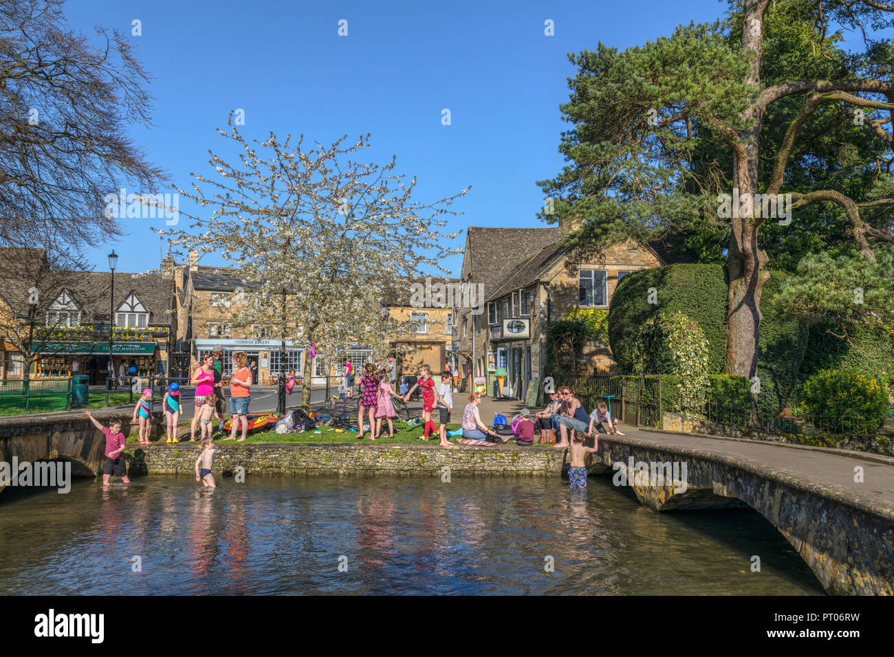 Bourton-on-the-agua, Cotswolds, Gloucestershire, Reino Unido, Europa Foto de stock