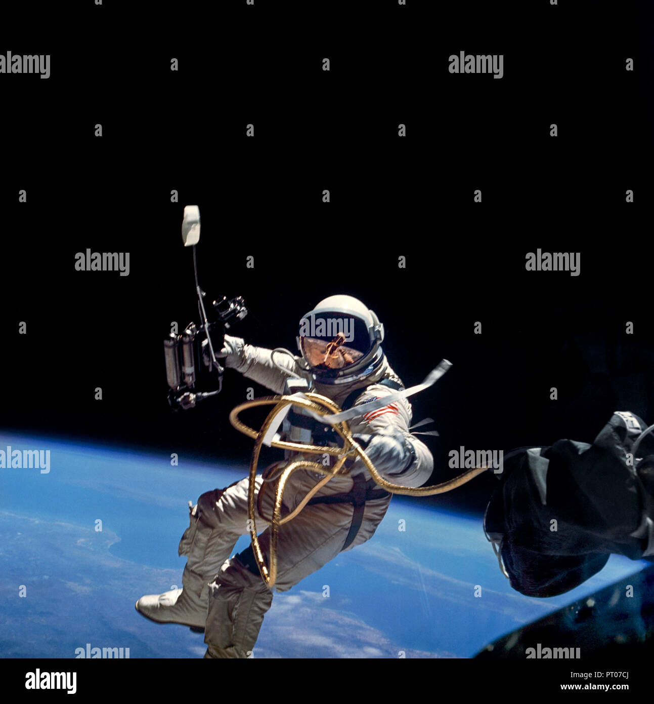 Astronauta flotando en el espacio, vistiendo un traje espacial. Él está acoplado a la Estación Espacial Internacional. Esta imagen es un regalo de la NASA para ser usado sólo Foto de stock