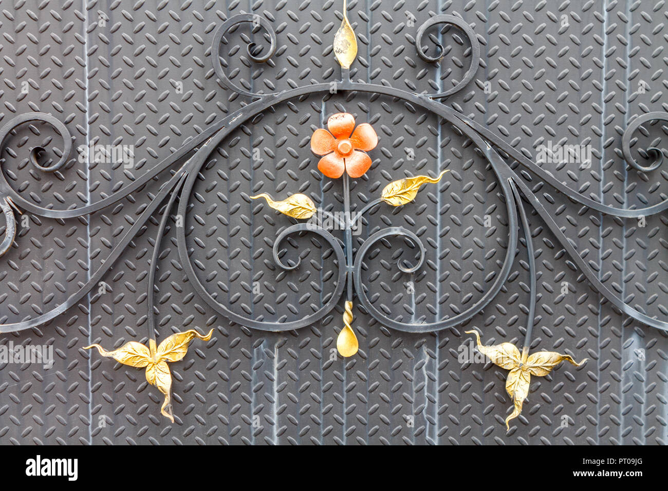 Adorno decorativo de metal las ramas, hojas y una flor de naranja sobre un fondo negro Fotografía de stock - Alamy Adorno decorativo de metal las ramas, hojas y una flor de naranja sobre un fondo negro Fotografía de stock - Alamy