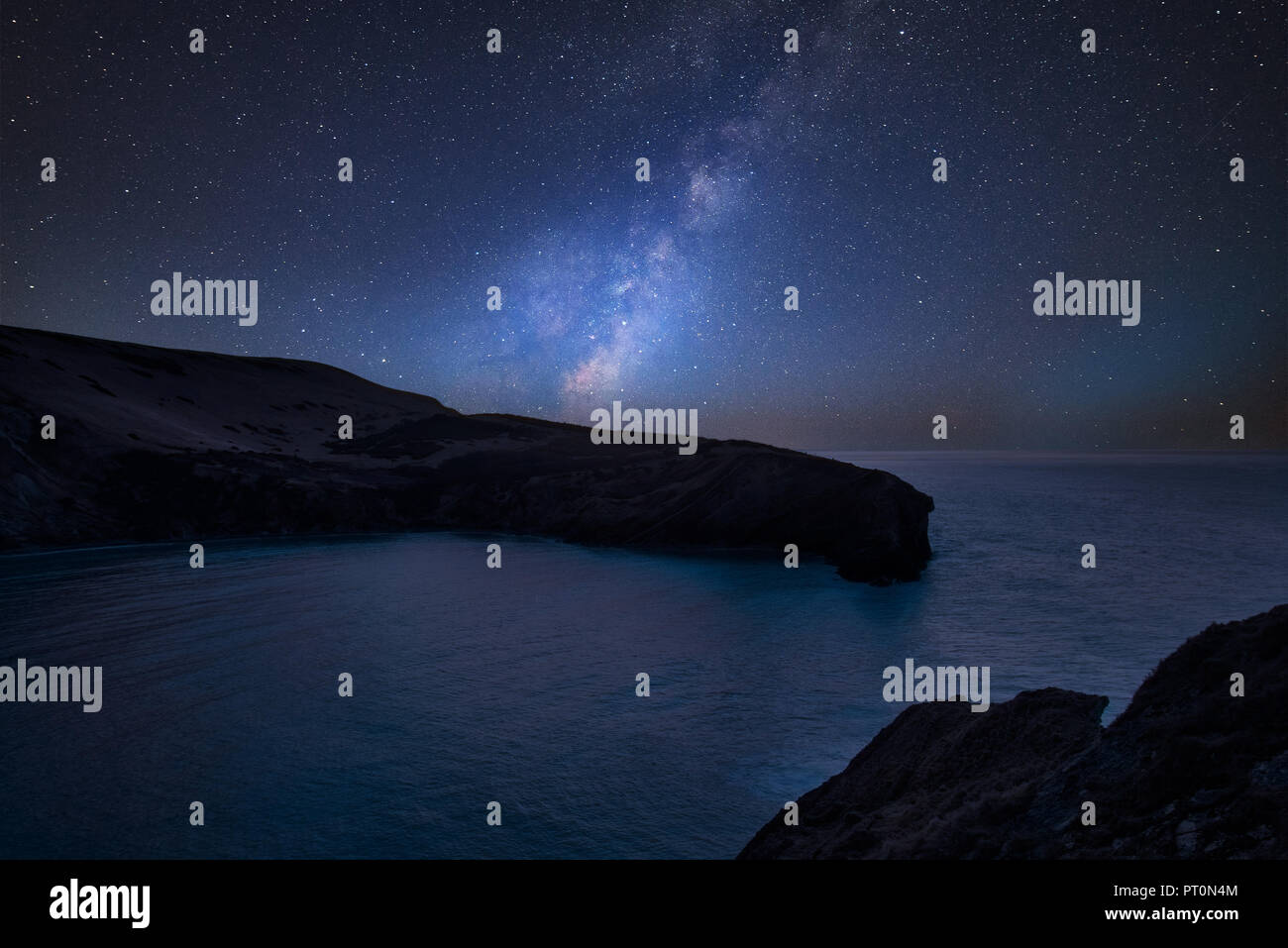 Impresionante vibrante Vía Láctea imagen compuesta a lo largo de paisajes de costa rocosa Foto de stock