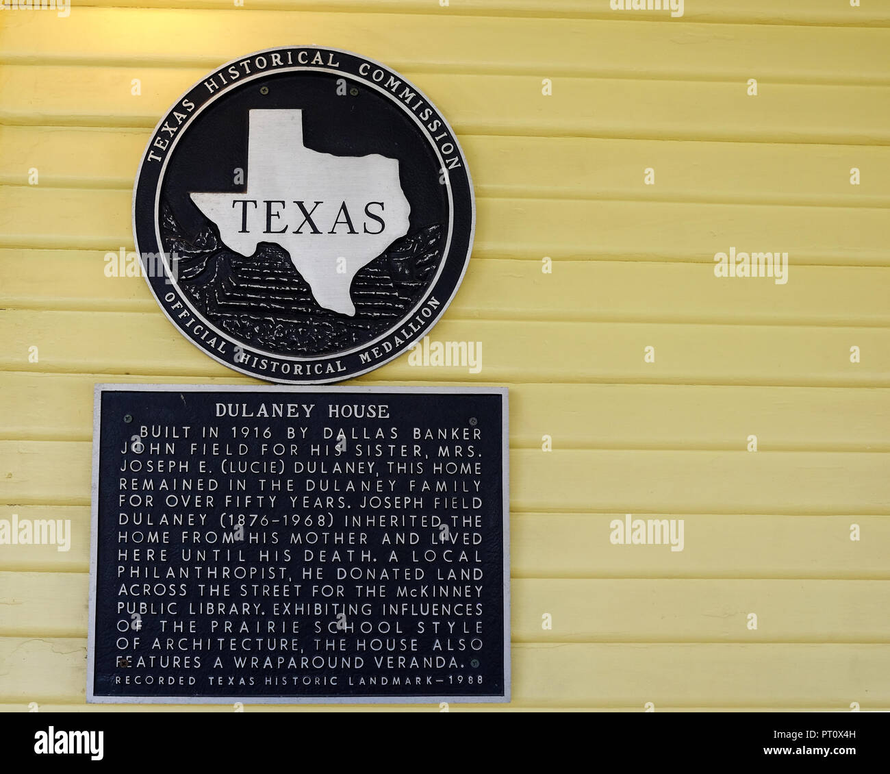 Medallón histórico oficial de la Comisión Histórica de Texas en la pared de la casa Dulaney Plaza Castaño Villa Histórica, McKinney, Texas. Foto de stock