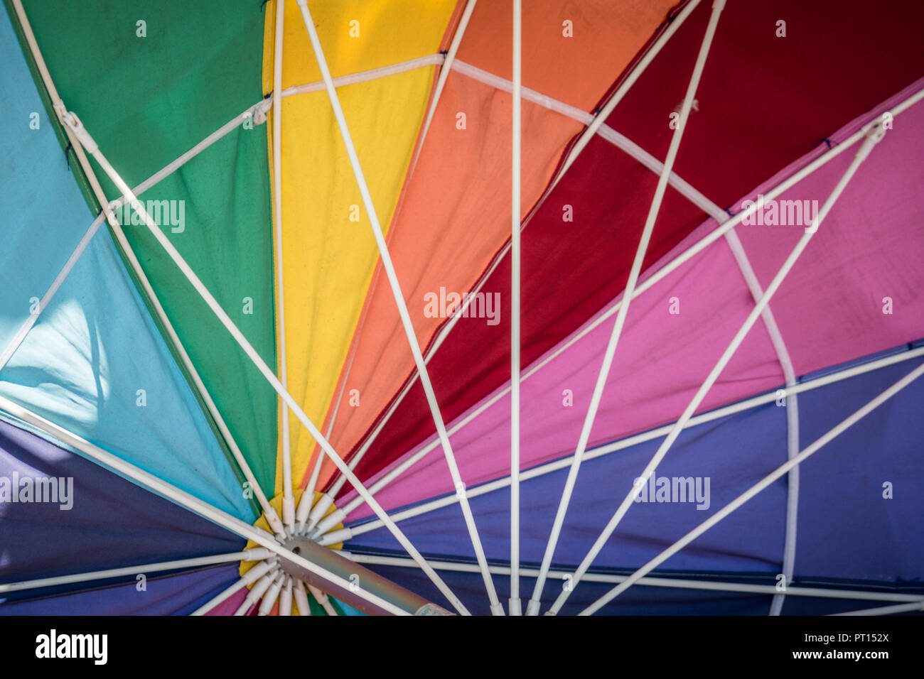 Paraguas de colores del arco iris, mostrando el interior de la sombrilla.  Útil para la textura de fondo imagen Fotografía de stock - Alamy