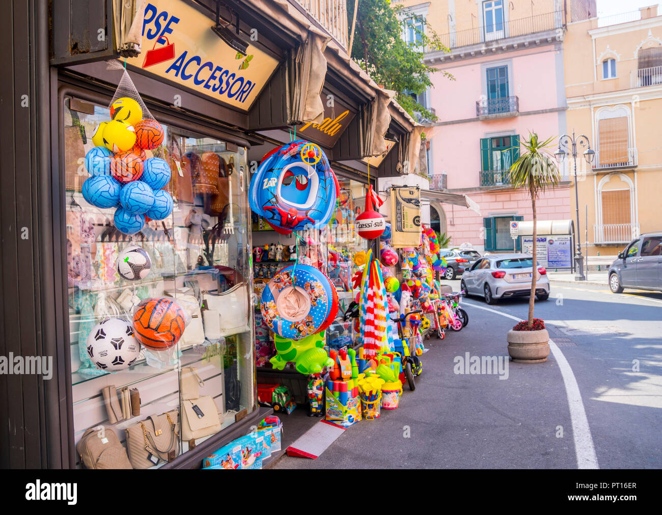 Tienda de juguetes de playa Sorrento Italia, juguetes de playa, flotadores  balones de fútbol, concepto, concepto de viajes de verano, viajes, turistas  Bric a Brac shop Fotografía de stock - Alamy