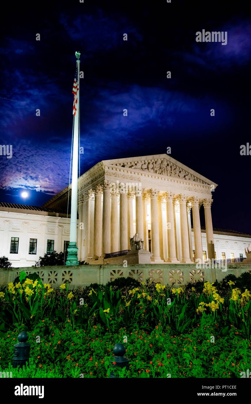 El tiempo de exposición del edificio de la Corte Suprema de los Estados Unidos en Washington DC en la noche con luna llena y las nubes en el fondo durante el verano Foto de stock