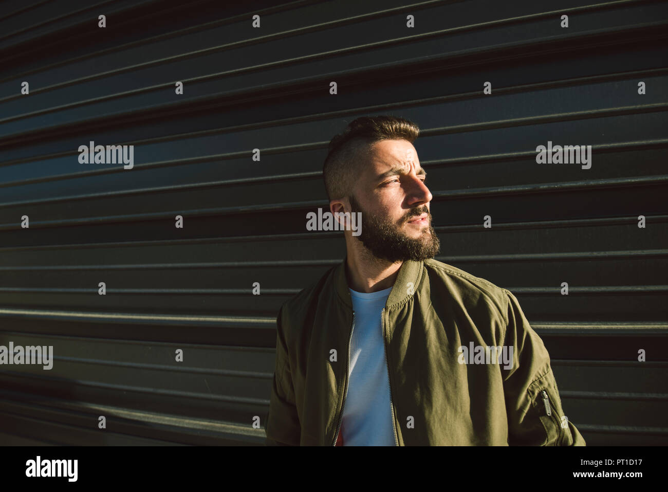 Retrato del joven barbudo con cabeza rapada Foto de stock