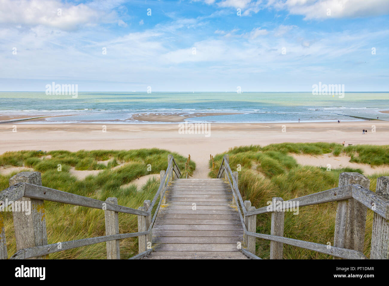 Escaleras de madera en las dunas hasta la playa del Mar del Norte en Blankenberge, Bélgica Foto de stock