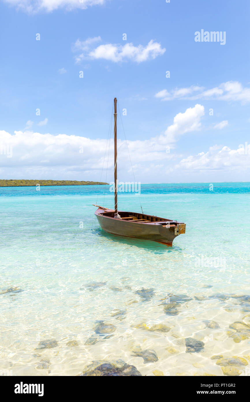 Mauricio, Grand Puerto Distrito Pointe d'Esny, bote de vela en el agua color turquesa, el cielo azul y las nubes Foto de stock