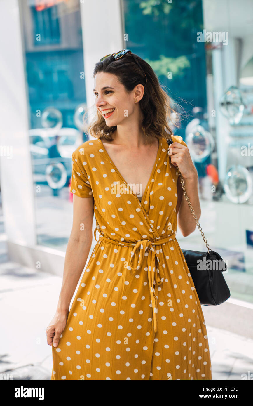 Hermosa mujer vistiendo vestido amarillo con lunares Fotografía de stock -  Alamy