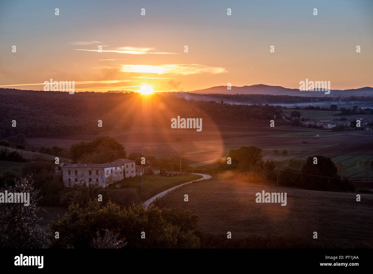 Italia, Toscana, puesta de sol en la provincia de Siena Foto de stock
