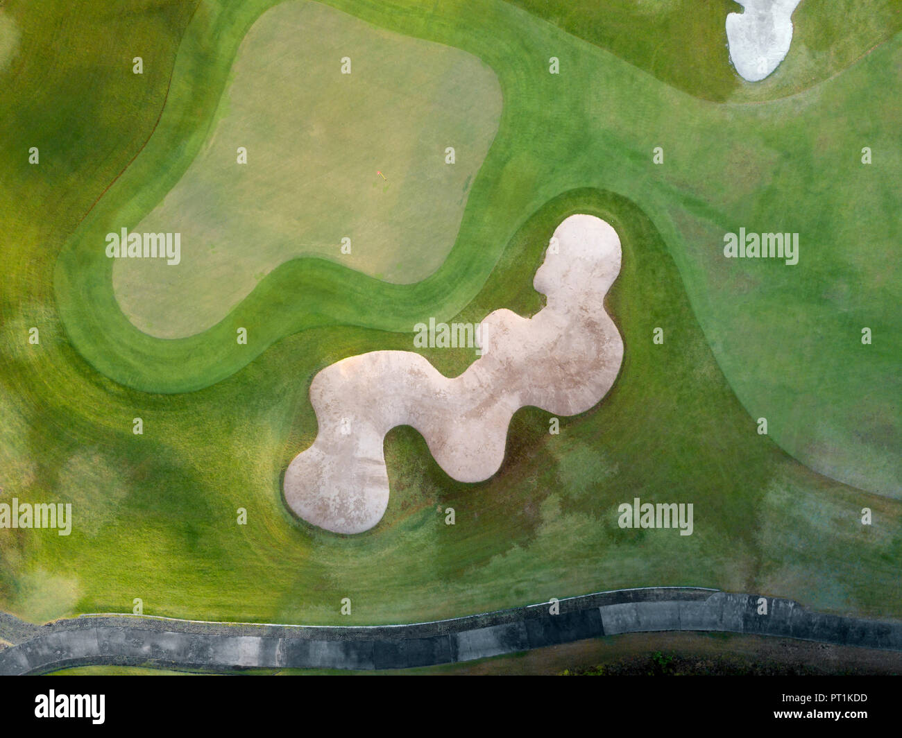 Indonesia, Bali, vista aérea del campo de golf con bunker y verde Foto de stock