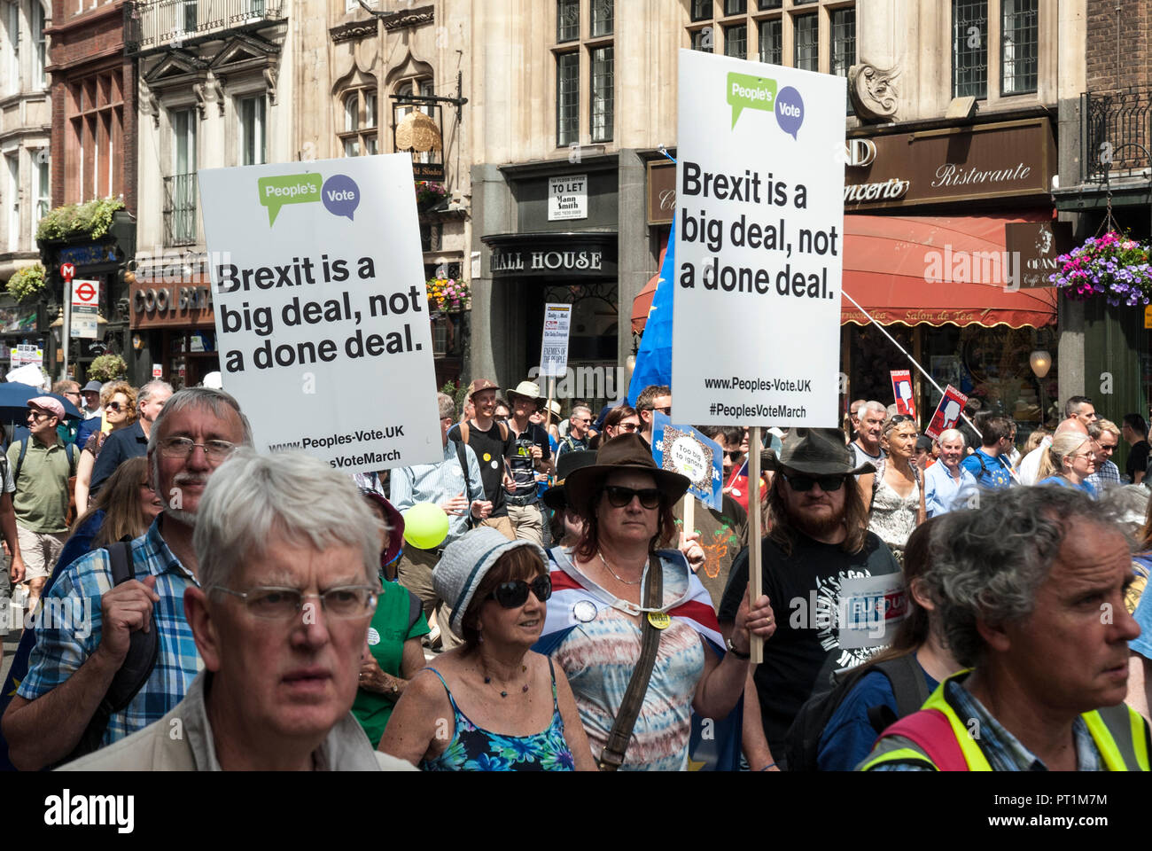 Plano amplio mostrando el rallye con dos carteles oficiales "Pueblos voto. Brexit es un gran reto, no un hecho" Foto de stock