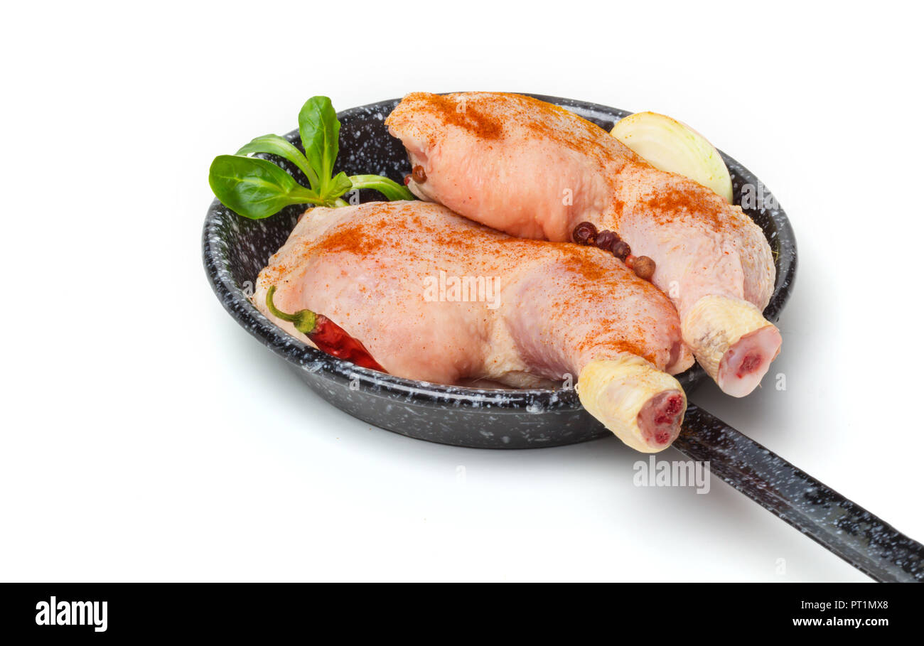 Muslos de pollo en la sartén, aislado en blanco Foto de stock