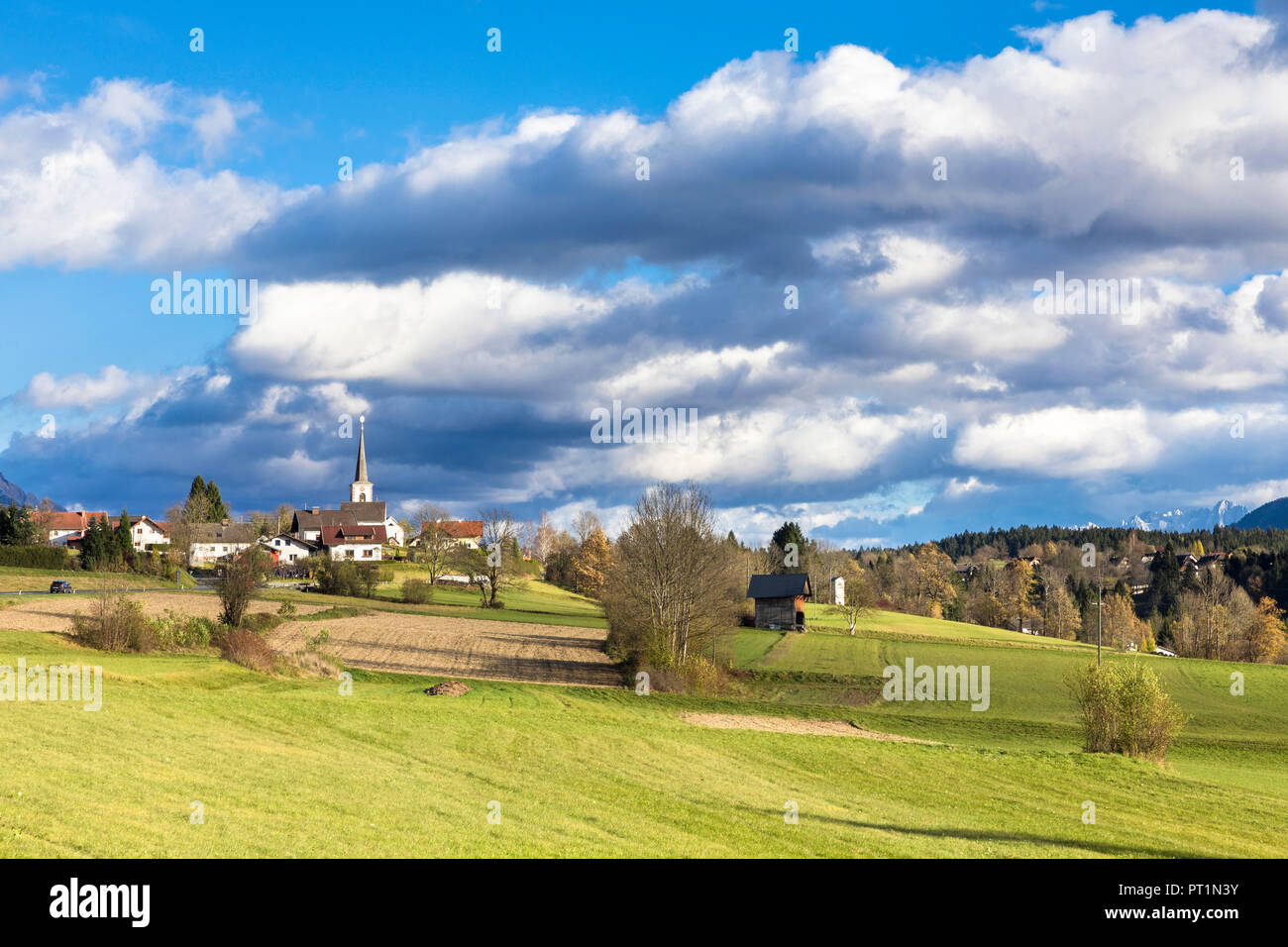 La pequeña aldea de Förolach (Distrito Hermagor, Carintia, Austria, Europa) Foto de stock