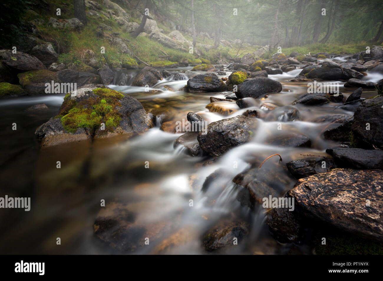 Lavizzara Valle de un río, en el Cantón Ticino, Suiza, Europa Foto de stock